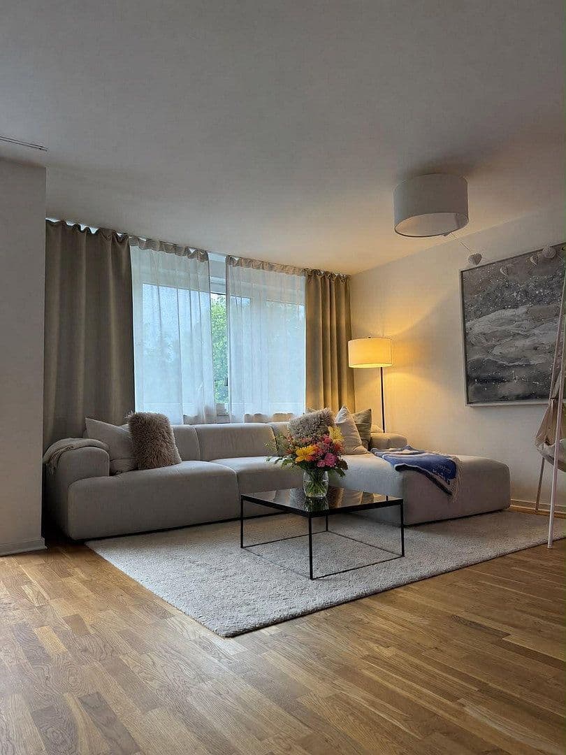 Prenájom bytu 3-izbový 100 m², Mörsenbroicher Weg, Düsseldorf, Severné Porýnie - Westfálsko Prenájom bytu 3-izbový 100 m², Mörsenbroicher Weg, Düsseldorf, Severné Porýnie - Westfálsko