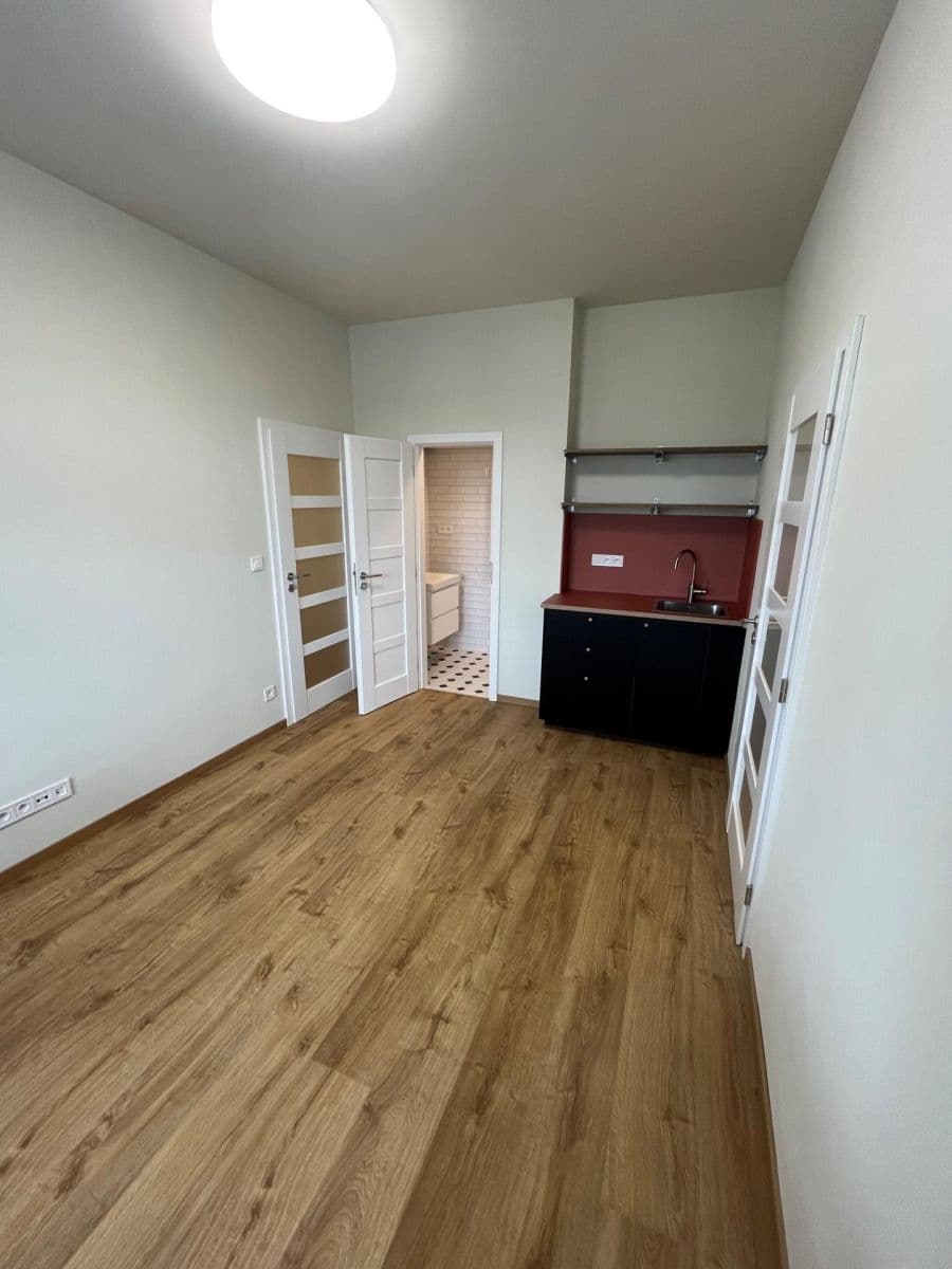 Prenájom nebytového priestoru 40 m², U Vysočanského pivovaru, Praha, Praha Prenájom nebytového priestoru 40 m², U Vysočanského pivovaru, Praha, Praha