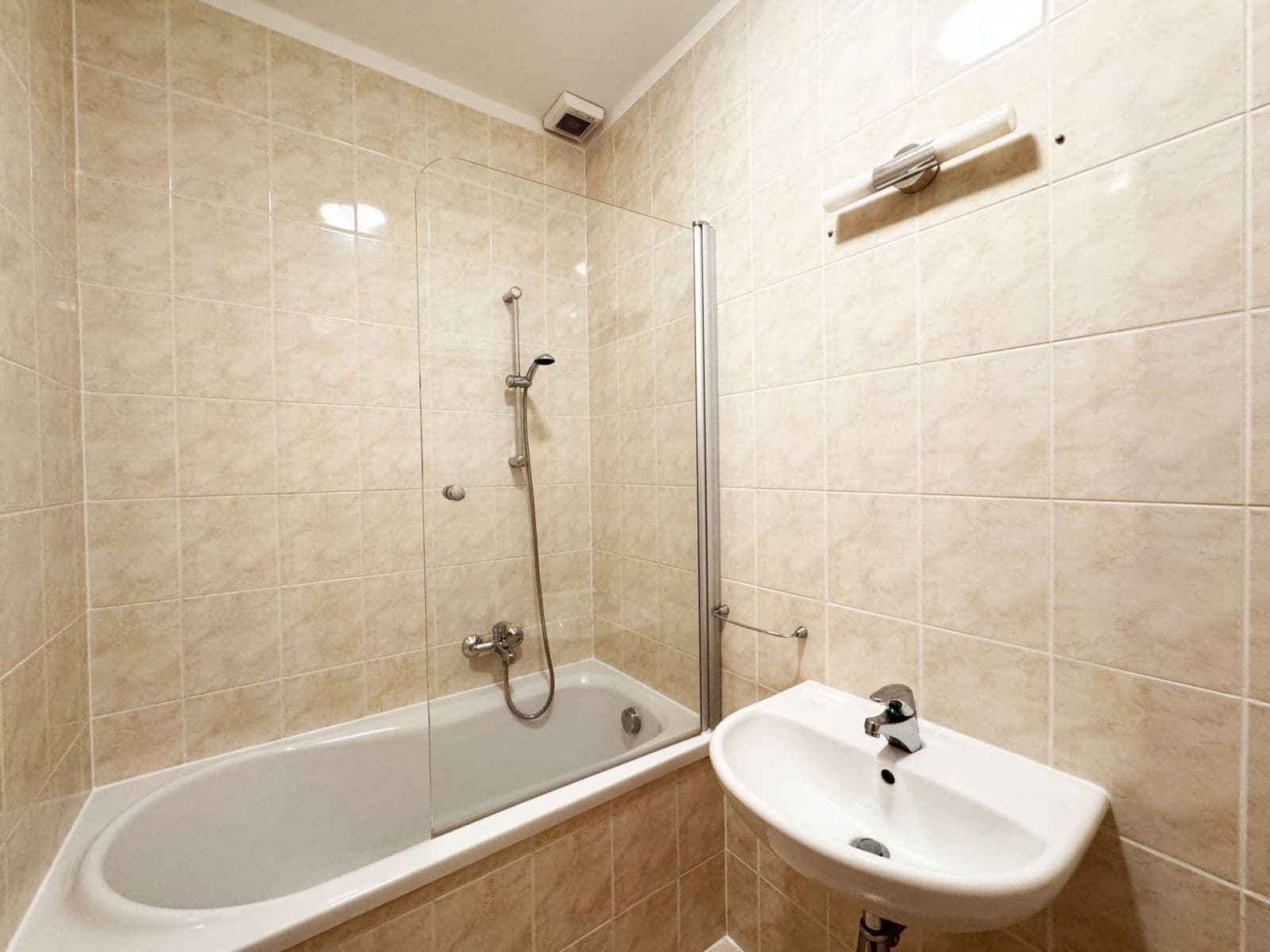 Prenájom bytu 3-izbový 80 m², Libušská, Praha, Praha Prenájom bytu 3-izbový 80 m², Libušská, Praha, Praha