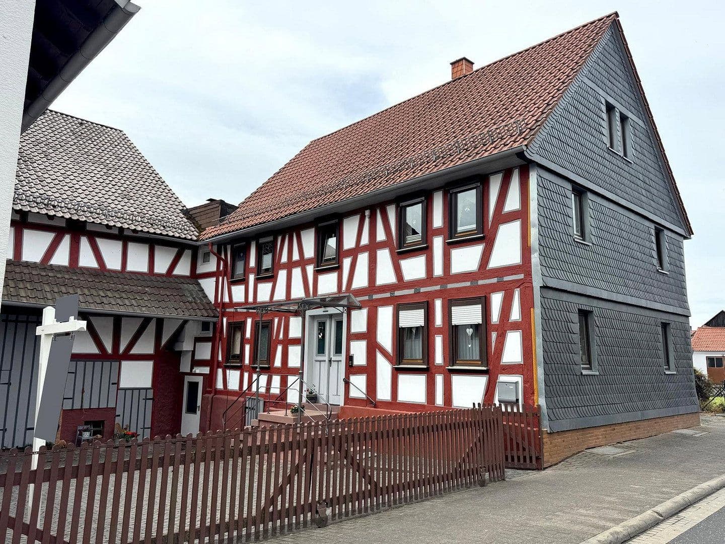 Predaj domu 280 m², pozemok 2.700 m², Kirtorf, Hesensko Predaj domu 280 m², pozemok 2.700 m², Kirtorf, Hesensko