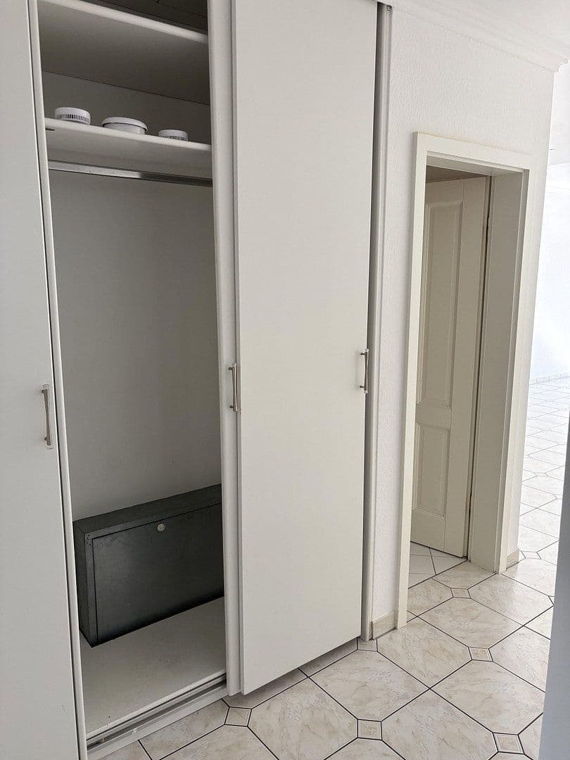 Prenájom bytu 3-izbový 110 m², Frankfurt am Main, Hesensko Prenájom bytu 3-izbový 110 m², Frankfurt am Main, Hesensko