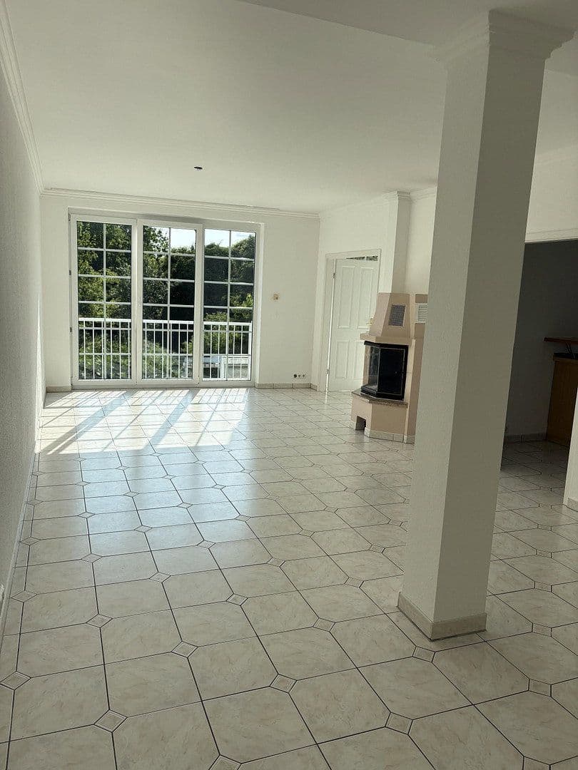 Prenájom bytu 3-izbový 110 m², Frankfurt am Main, Hesensko Prenájom bytu 3-izbový 110 m², Frankfurt am Main, Hesensko