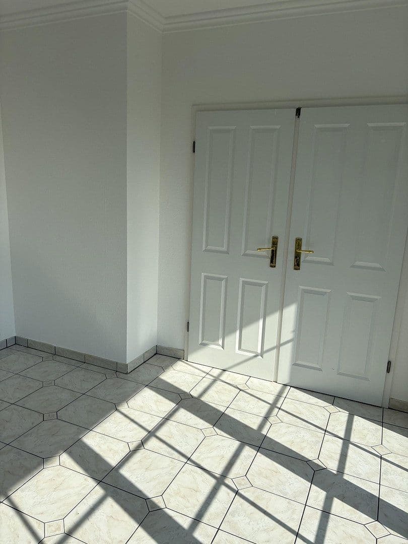 Prenájom bytu 3-izbový 110 m², Frankfurt am Main, Hesensko Prenájom bytu 3-izbový 110 m², Frankfurt am Main, Hesensko