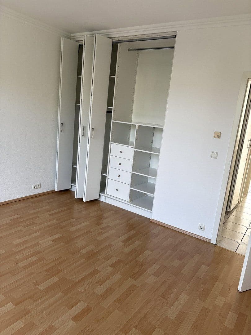 Prenájom bytu 3-izbový 110 m², Frankfurt am Main, Hesensko Prenájom bytu 3-izbový 110 m², Frankfurt am Main, Hesensko