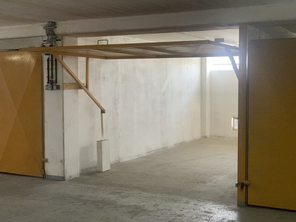 Prenájom garáže 18 m², Holušická, Praha, Praha Prenájom garáže 18 m², Holušická, Praha, Praha