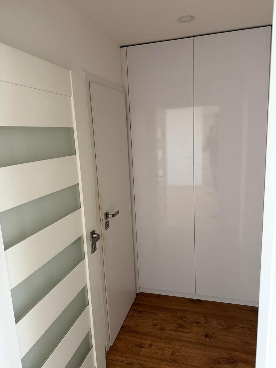 Prenájom bytu 1-izbový 36 m², Bělehradská, Pardubice, Pardubický kraj Prenájom bytu 1-izbový 36 m², Bělehradská, Pardubice, Pardubický kraj