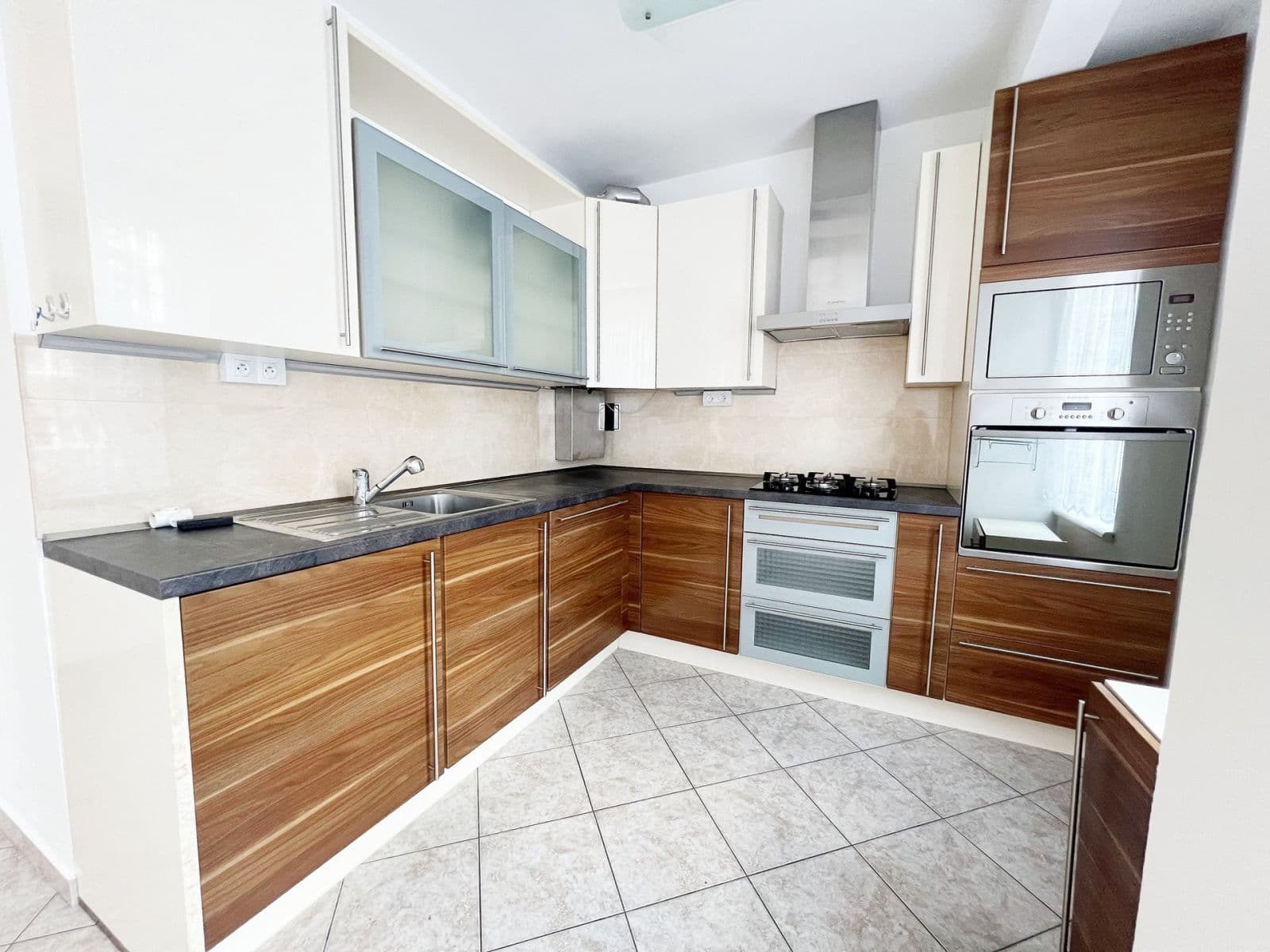 Prenájom bytu 3-izbový 72 m², Na Šutce, Praha, Praha Prenájom bytu 3-izbový 72 m², Na Šutce, Praha, Praha