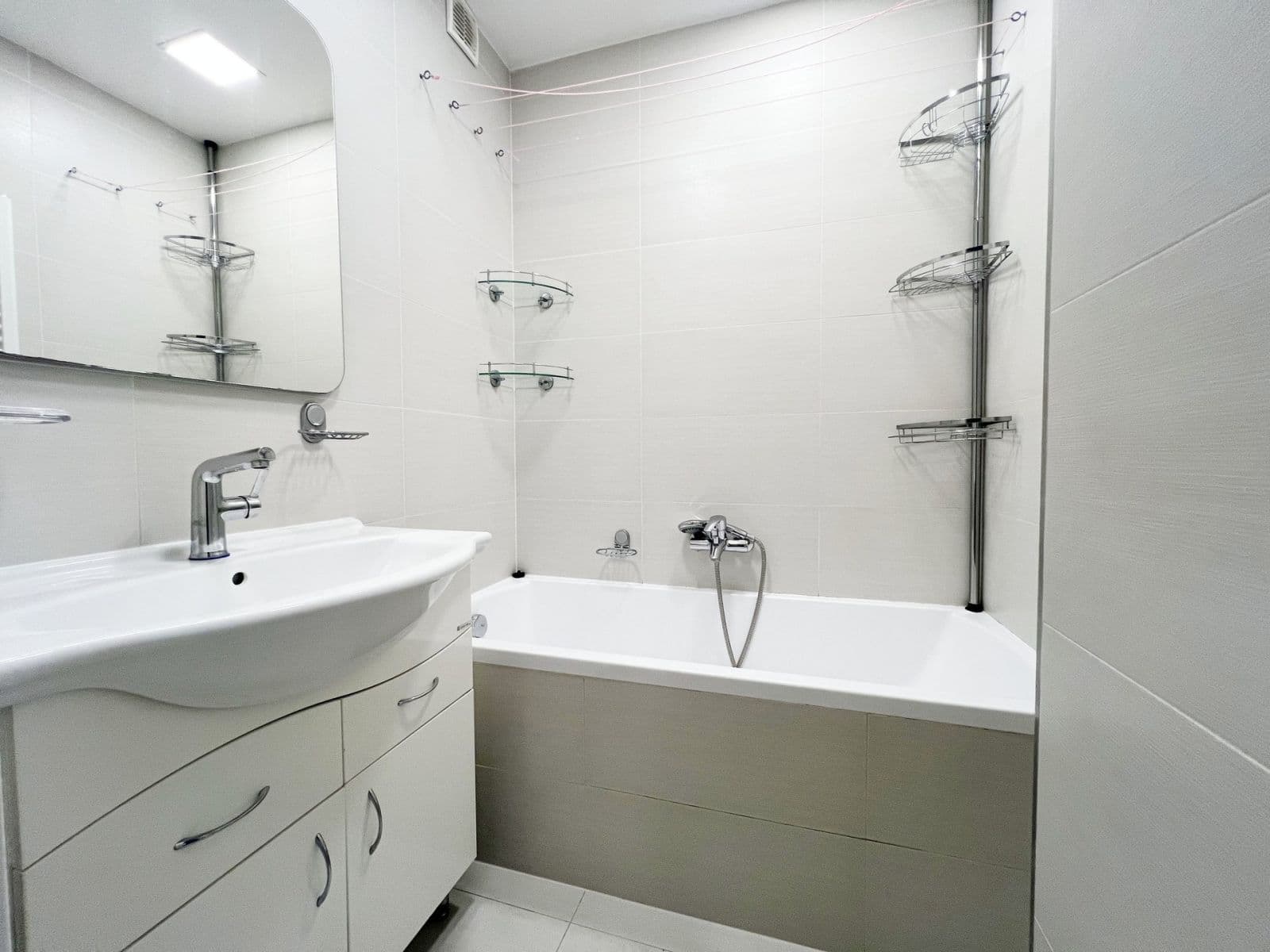 Prenájom bytu 3-izbový 72 m², Na Šutce, Praha, Praha Prenájom bytu 3-izbový 72 m², Na Šutce, Praha, Praha