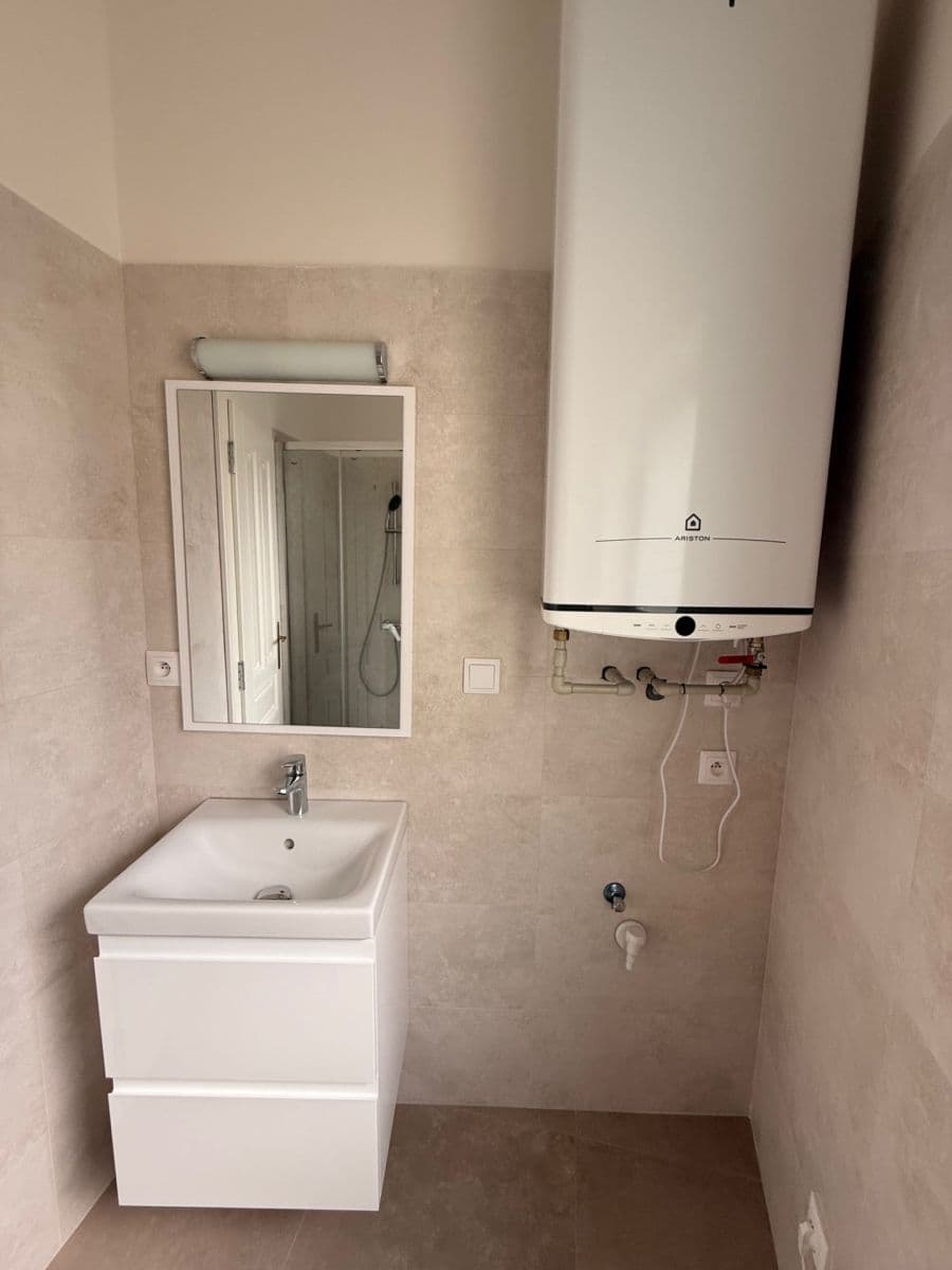 Prenájom bytu 2-izbový 52 m², Krymská, Praha, Praha Prenájom bytu 2-izbový 52 m², Krymská, Praha, Praha