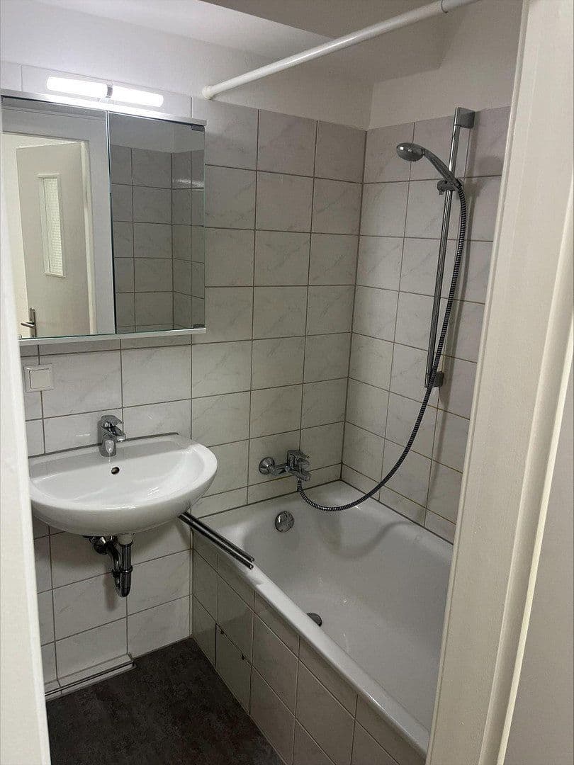 Prenájom bytu 1-izbový 40 m², Rather Kirchplatz 1, Düsseldorf, Severné Porýnie - Westfálsko Prenájom bytu 1-izbový 40 m², Rather Kirchplatz 1, Düsseldorf, Severné Porýnie - Westfálsko