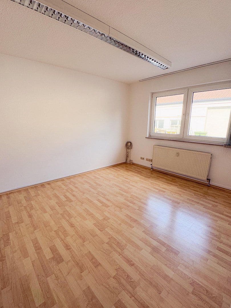 Prenájom kancelárie 103 m², Gewerbestraße 28, Cadolzburg, Bavorsko Prenájom kancelárie 103 m², Gewerbestraße 28, Cadolzburg, Bavorsko