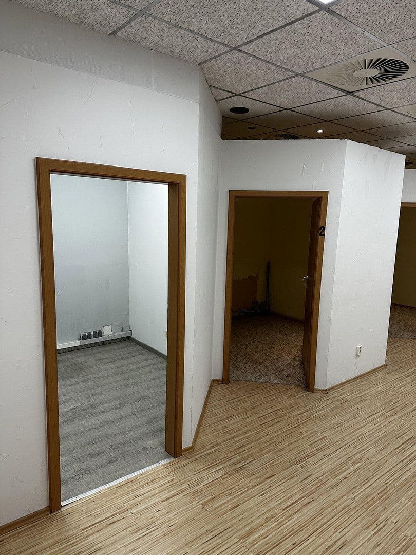 Prenájom kancelárie 124 m², Alte Landstraße 18, Ebsdorfergrund, Hesensko Prenájom kancelárie 124 m², Alte Landstraße 18, Ebsdorfergrund, Hesensko