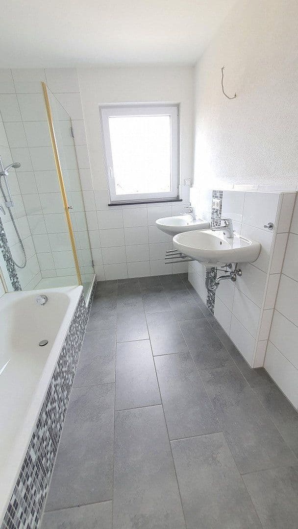 Prenájom bytu 4-izbový 100 m², Tiefenbach, Bádensko-Wurttembersko Prenájom bytu 4-izbový 100 m², Tiefenbach, Bádensko-Wurttembersko