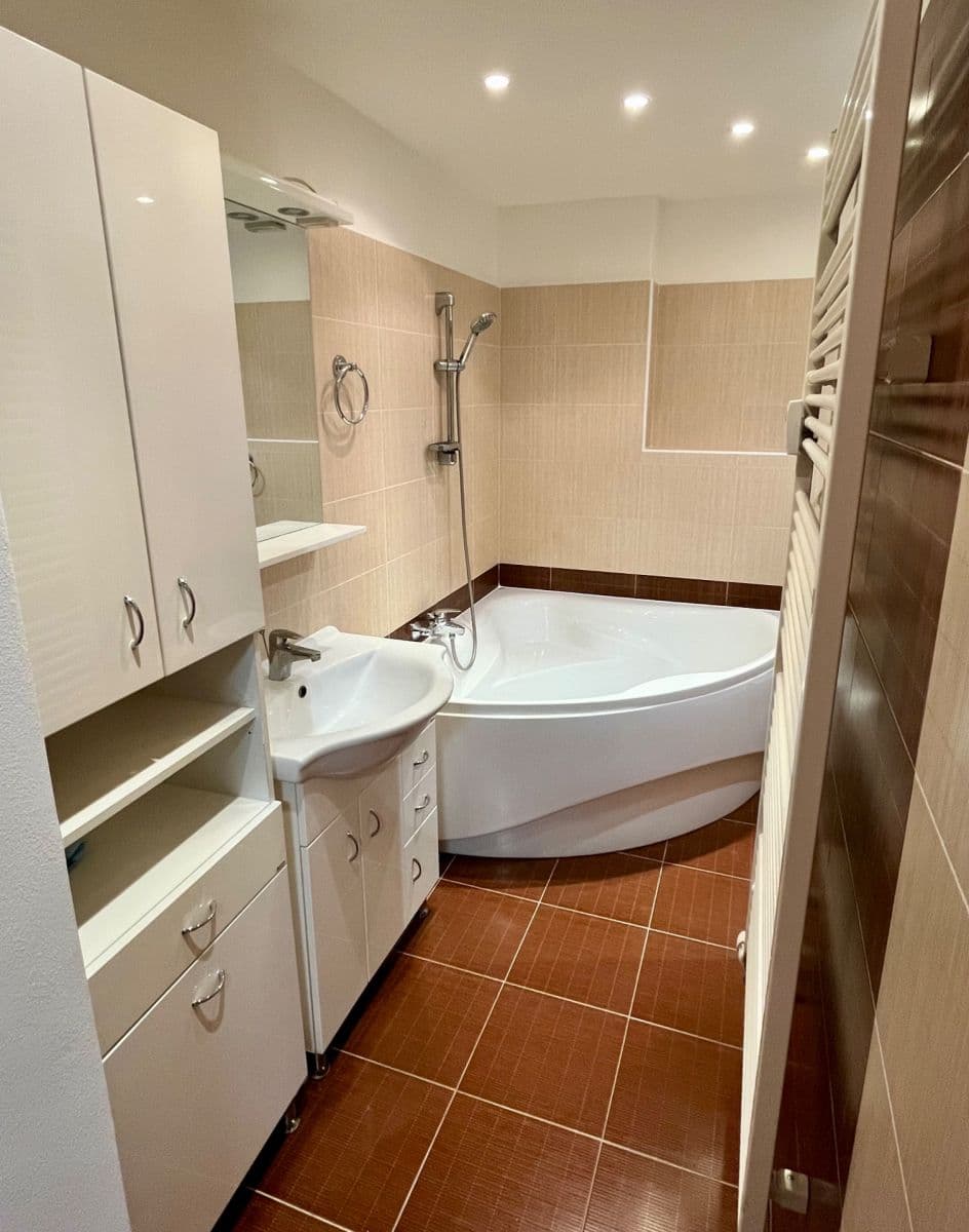 Prenájom bytu 2-izbový 56 m², Jeseniova, Praha, Praha Prenájom bytu 2-izbový 56 m², Jeseniova, Praha, Praha