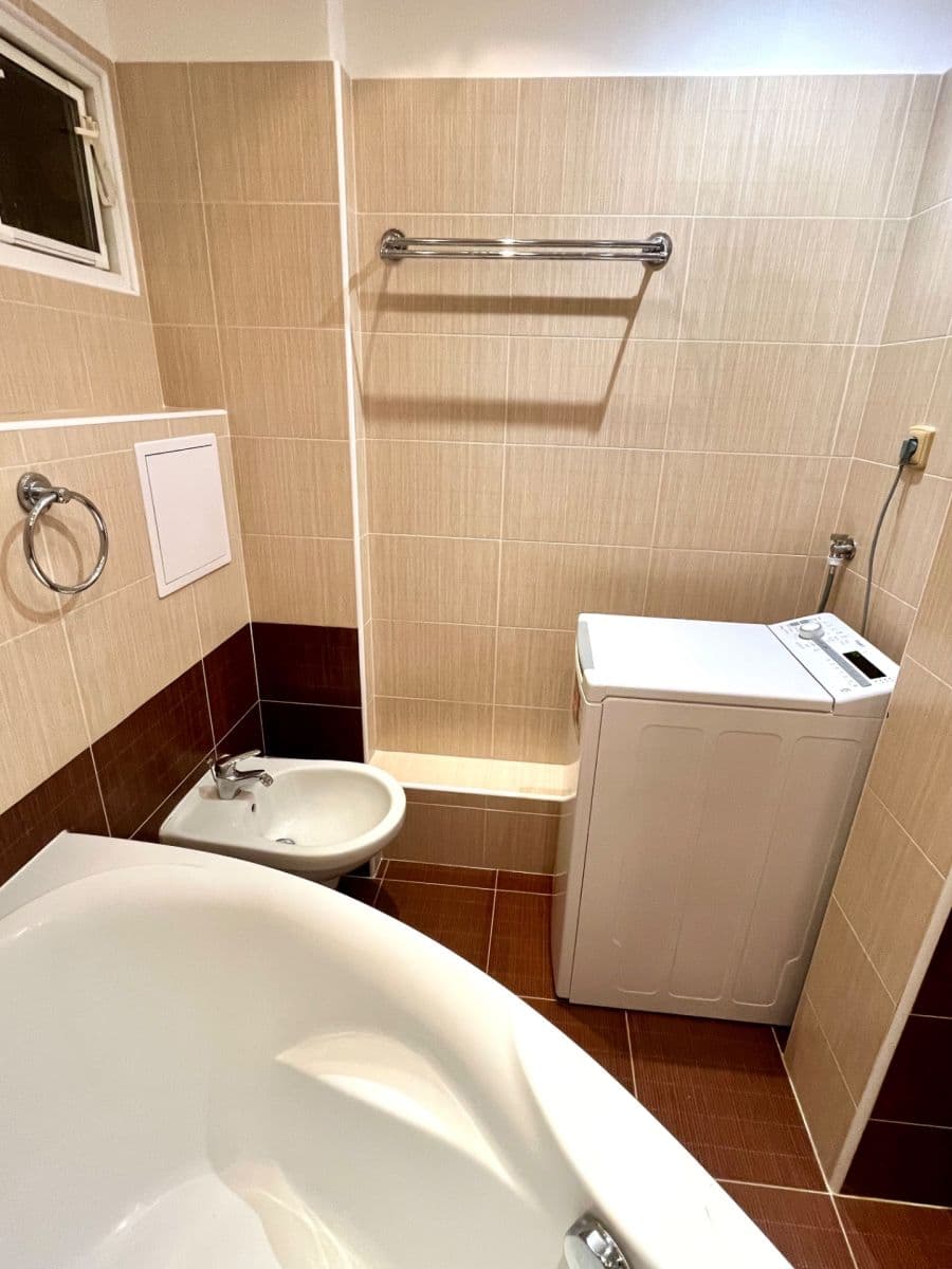 Prenájom bytu 2-izbový 56 m², Jeseniova, Praha, Praha Prenájom bytu 2-izbový 56 m², Jeseniova, Praha, Praha