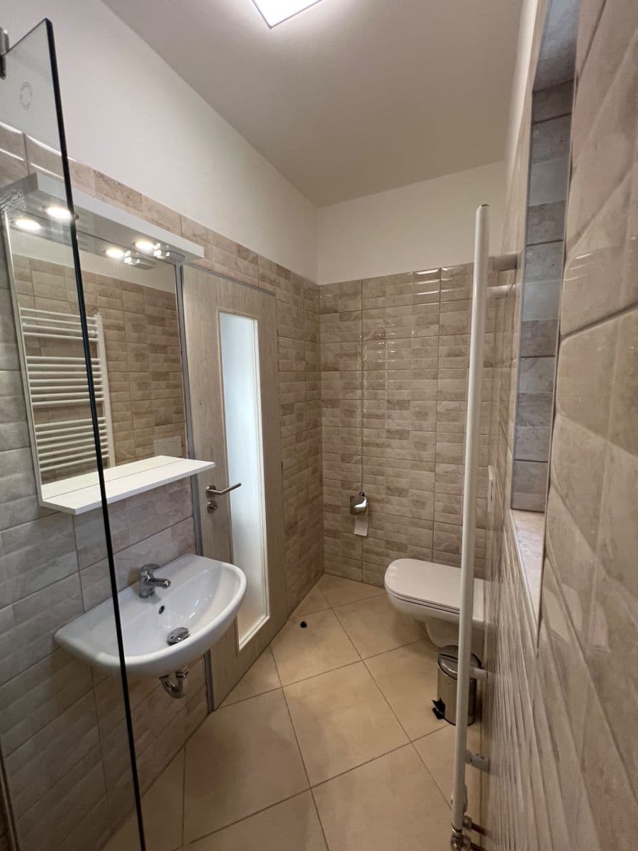 Prenájom bytu 1-izbový 40 m², Náchodská, Praha, Praha Prenájom bytu 1-izbový 40 m², Náchodská, Praha, Praha