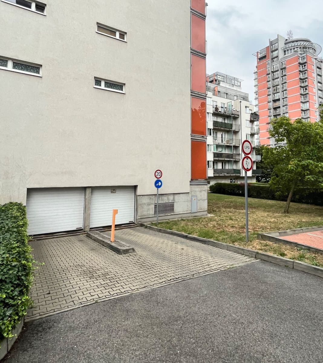 Prenájom garáže 11 m², Názovská, Praha, Praha Prenájom garáže 11 m², Názovská, Praha, Praha