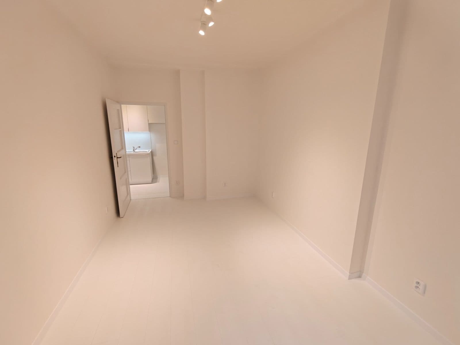 Prenájom bytu 2-izbový 42 m², Křížová, Praha, Praha Prenájom bytu 2-izbový 42 m², Křížová, Praha, Praha