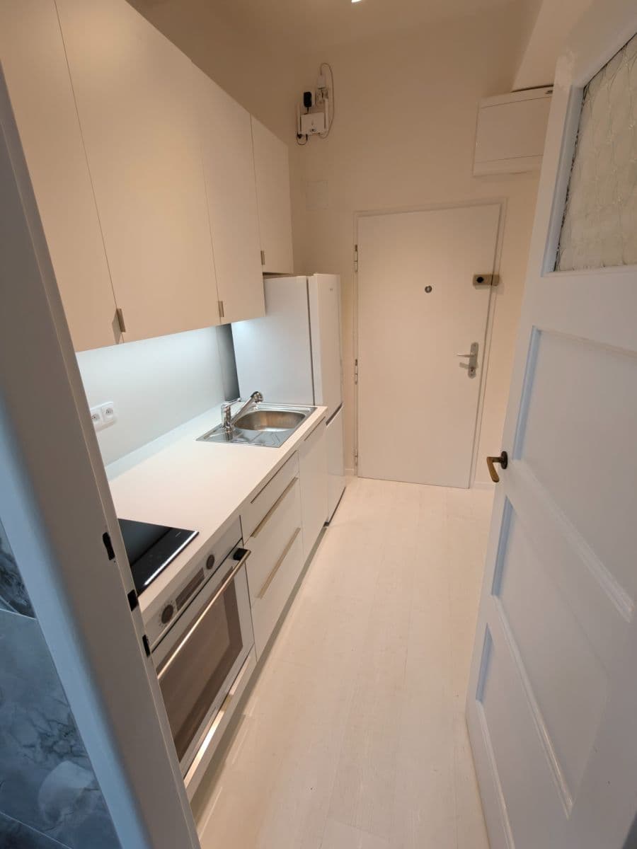 Prenájom bytu 2-izbový 42 m², Křížová, Praha, Praha Prenájom bytu 2-izbový 42 m², Křížová, Praha, Praha