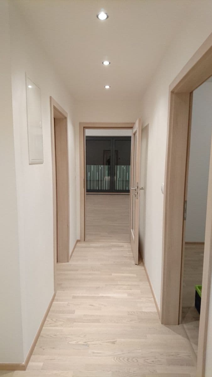 Prenájom bytu 3-izbový 101 m², Olšanská, Praha, Praha Prenájom bytu 3-izbový 101 m², Olšanská, Praha, Praha