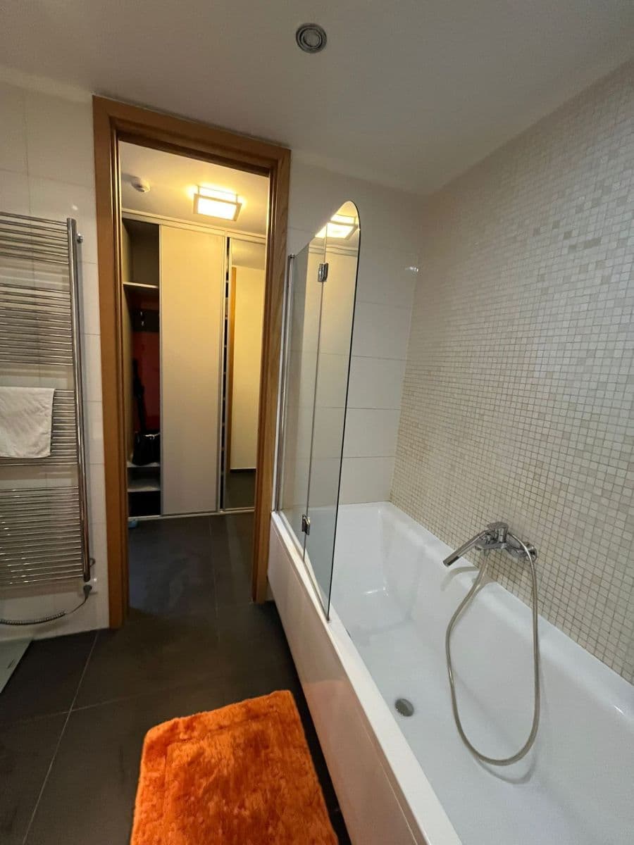 Prenájom bytu 1-izbový 45 m², Uruguayská, Praha, Praha Prenájom bytu 1-izbový 45 m², Uruguayská, Praha, Praha
