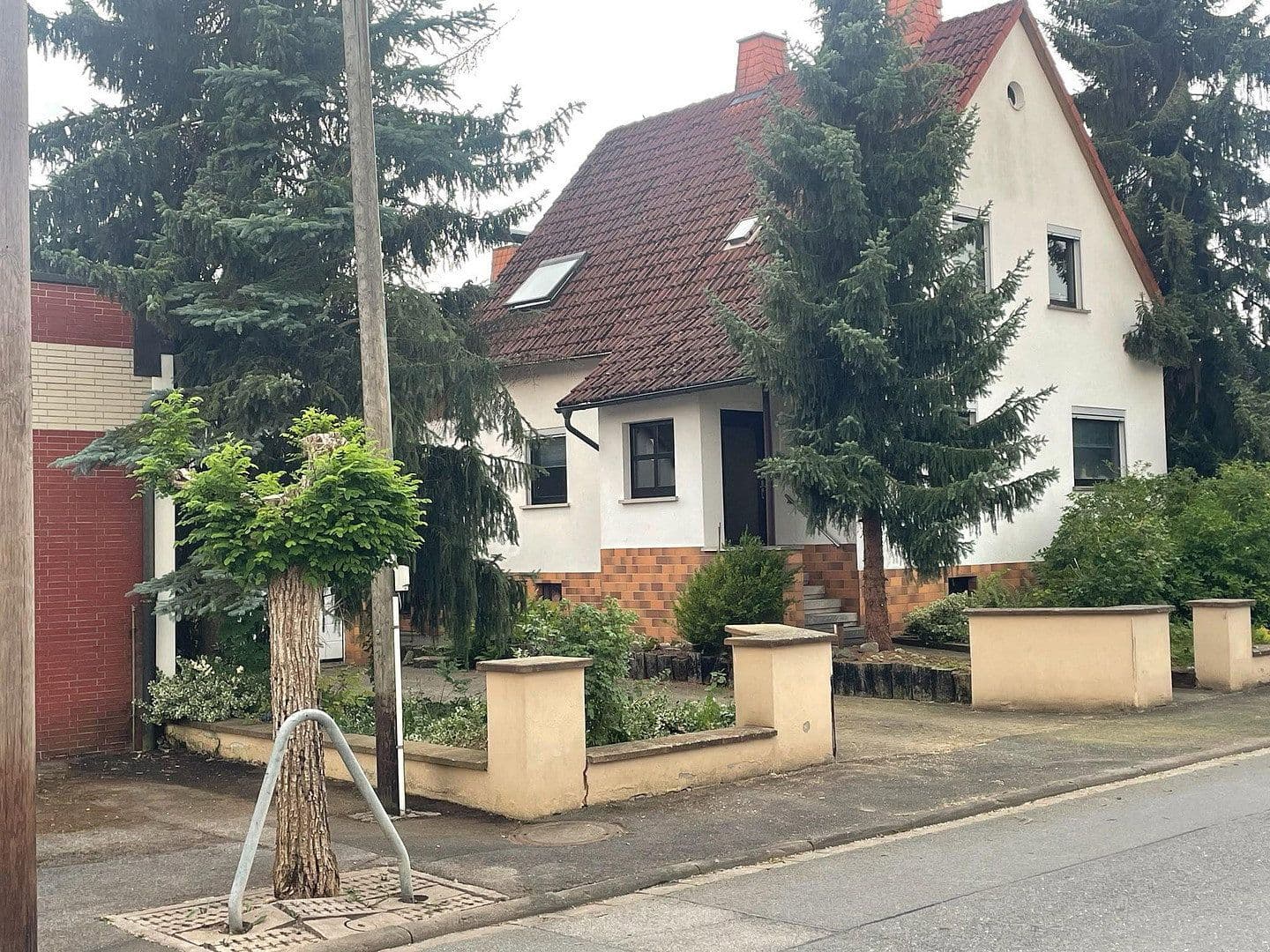 Predaj domu 244 m², pozemok 816 m², Allee 18, Neustadt bei Coburg, Bavorsko Predaj domu 244 m², pozemok 816 m², Allee 18, Neustadt bei Coburg, Bavorsko