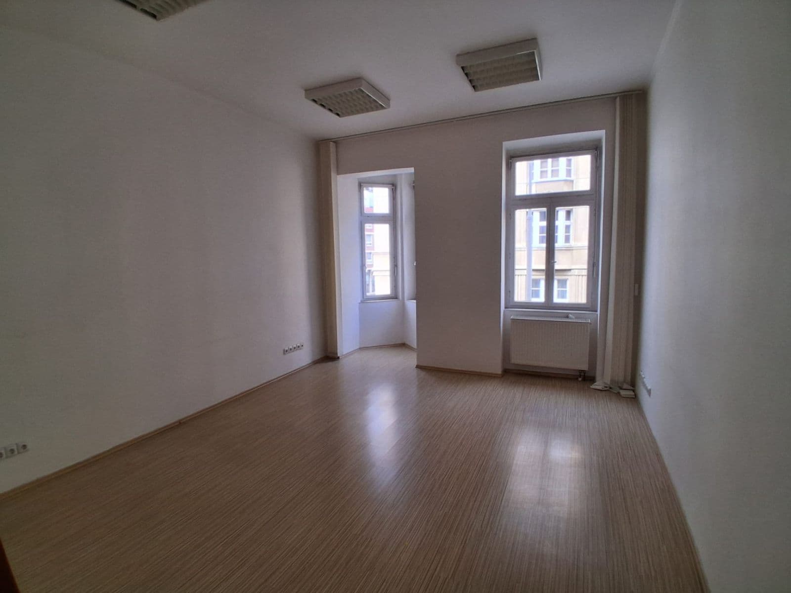 Prenájom kancelárie 100 m², Jeseniova, Praha, Praha Prenájom kancelárie 100 m², Jeseniova, Praha, Praha