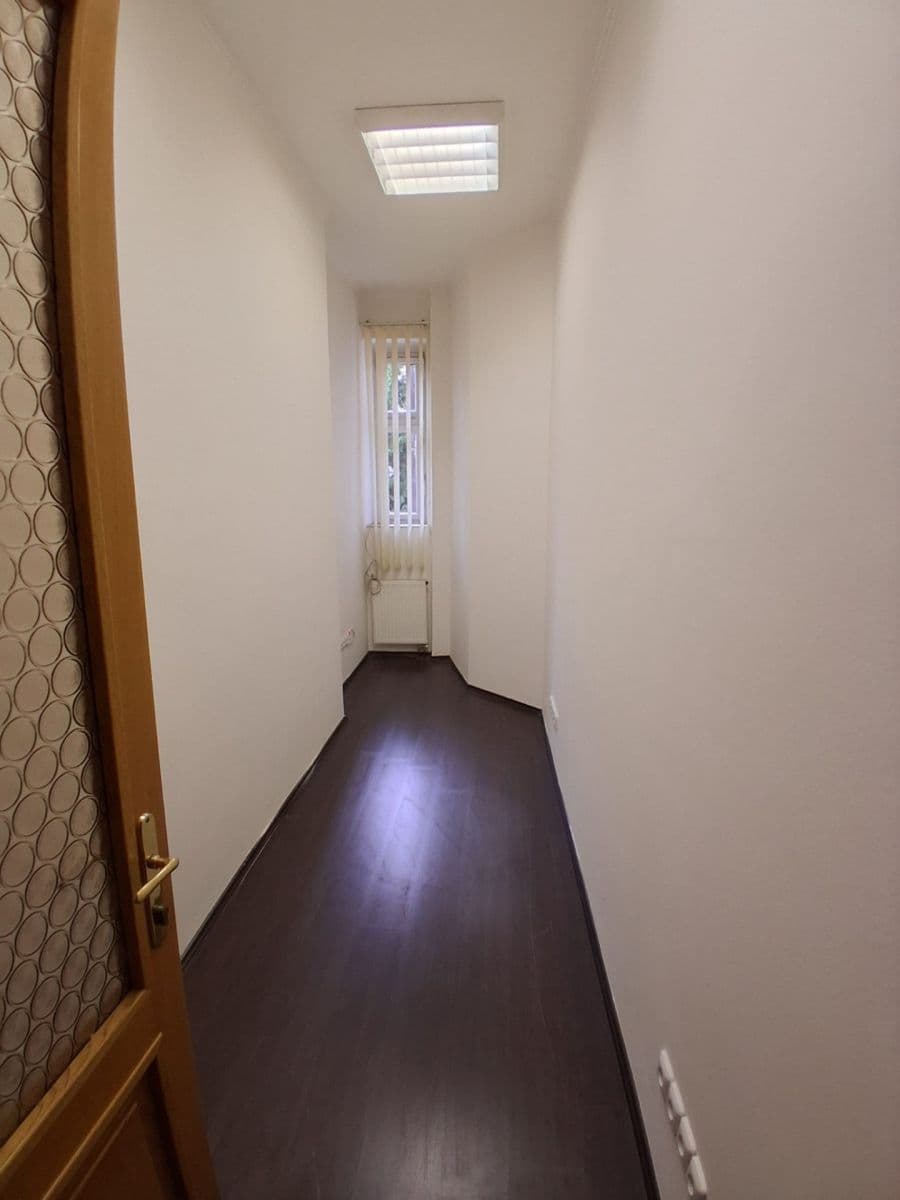 Prenájom kancelárie 100 m², Jeseniova, Praha, Praha Prenájom kancelárie 100 m², Jeseniova, Praha, Praha