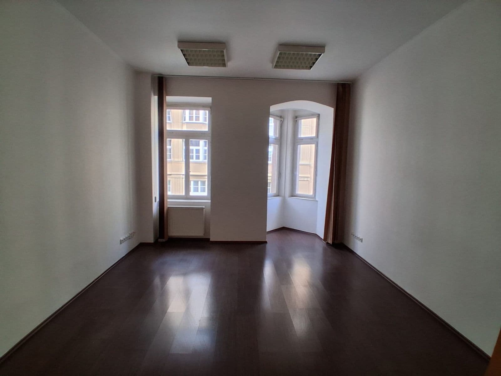 Prenájom kancelárie 100 m², Jeseniova, Praha, Praha Prenájom kancelárie 100 m², Jeseniova, Praha, Praha