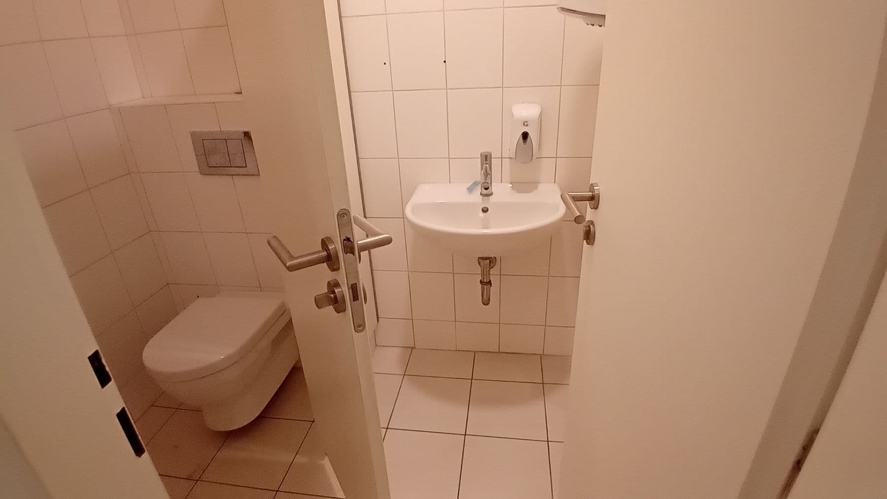 Prenájom nebytového priestoru 617 m², Roháčova, Praha, Praha Prenájom nebytového priestoru 617 m², Roháčova, Praha, Praha