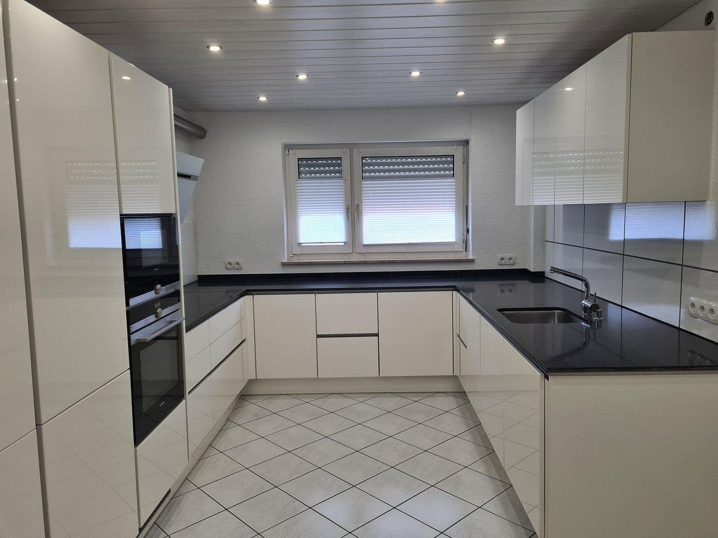 Prenájom bytu 4-izbový 114 m², Fellbach, Bádensko-Wurttembersko Prenájom bytu 4-izbový 114 m², Fellbach, Bádensko-Wurttembersko