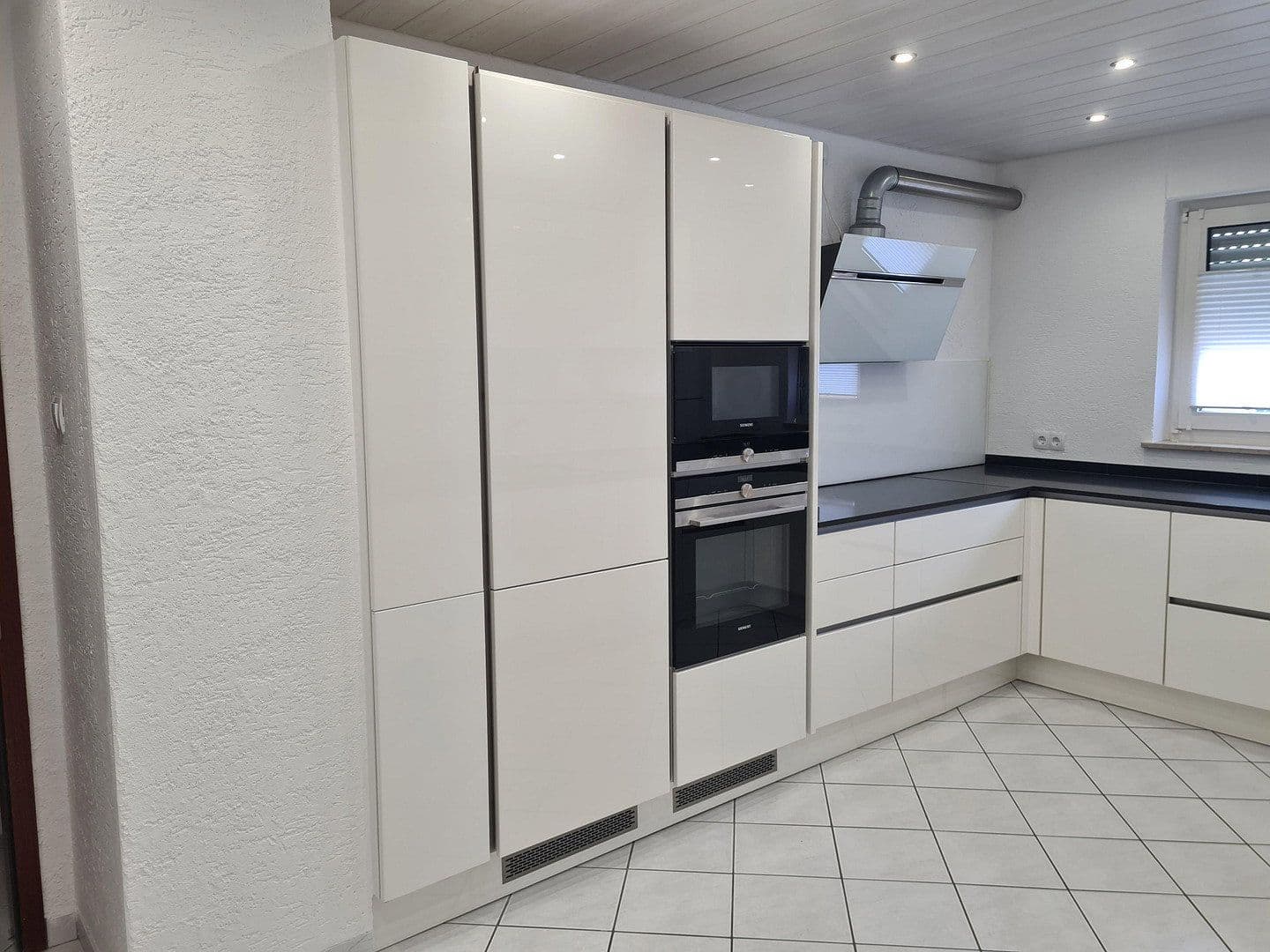 Prenájom bytu 4-izbový 114 m², Fellbach, Bádensko-Wurttembersko Prenájom bytu 4-izbový 114 m², Fellbach, Bádensko-Wurttembersko