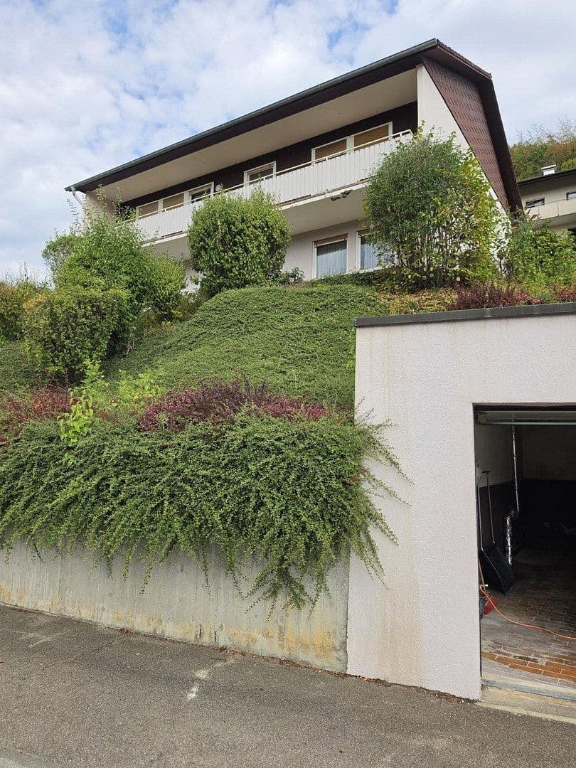 Predaj domu 140 m², pozemok 1.000 m², Dr.-Hermann-Bizer-Str. 22, Albstadt, Bádensko-Wurttembersko Predaj domu 140 m², pozemok 1.000 m², Dr.-Hermann-Bizer-Str. 22, Albstadt, Bádensko-Wurttembersko