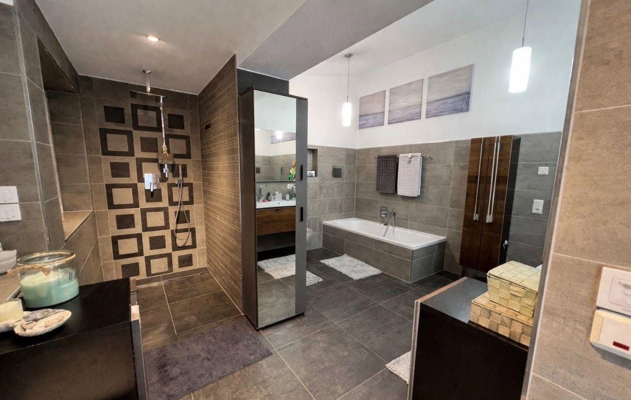 Predaj domu 254 m², pozemok 345 m², Neuer Weg 15, Eberbach, Bádensko-Wurttembersko Predaj domu 254 m², pozemok 345 m², Neuer Weg 15, Eberbach, Bádensko-Wurttembersko