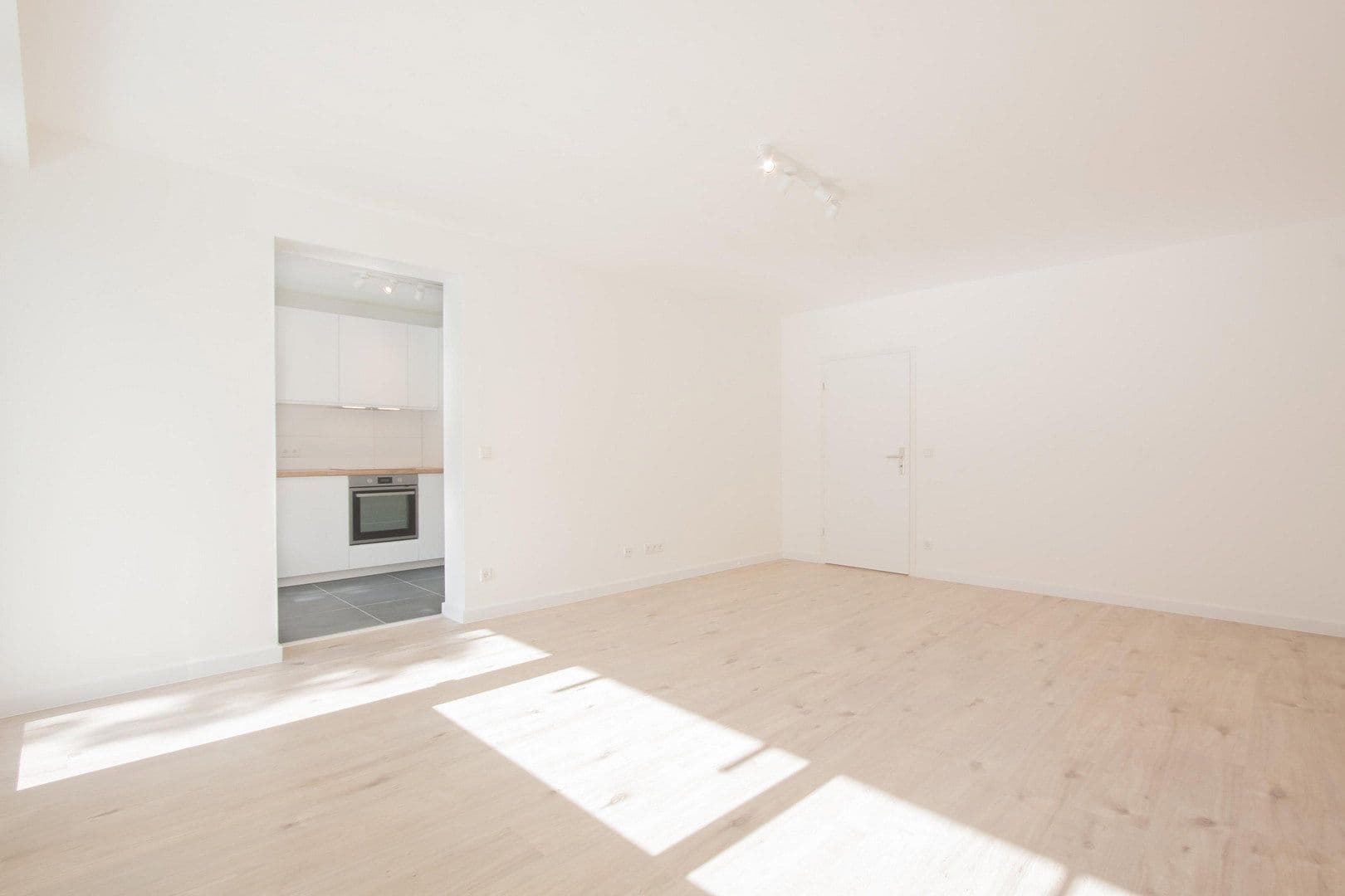 Prenájom bytu 3-izbový 90 m², Arnold-Schönberg-Str. 5, Düsseldorf, Severné Porýnie - Westfálsko Prenájom bytu 3-izbový 90 m², Arnold-Schönberg-Str. 5, Düsseldorf, Severné Porýnie - Westfálsko