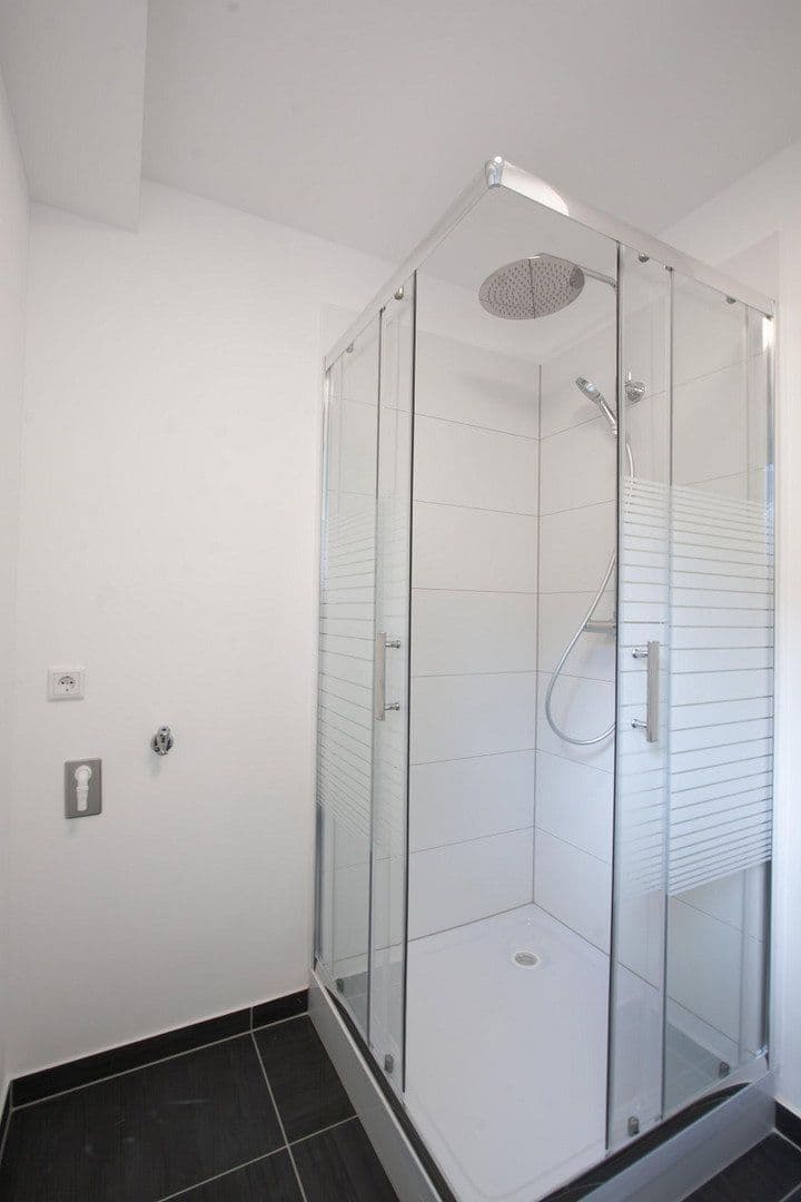 Prenájom bytu 3-izbový 90 m², Arnold-Schönberg-Str. 5, Düsseldorf, Severné Porýnie - Westfálsko Prenájom bytu 3-izbový 90 m², Arnold-Schönberg-Str. 5, Düsseldorf, Severné Porýnie - Westfálsko