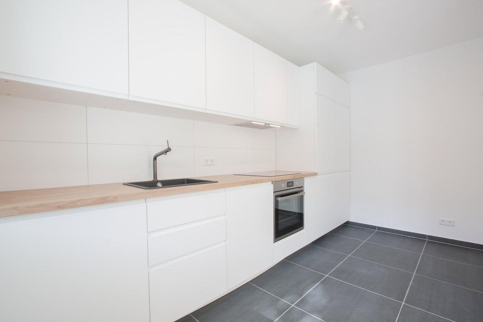 Prenájom bytu 3-izbový 90 m², Arnold-Schönberg-Str. 5, Düsseldorf, Severné Porýnie - Westfálsko Prenájom bytu 3-izbový 90 m², Arnold-Schönberg-Str. 5, Düsseldorf, Severné Porýnie - Westfálsko
