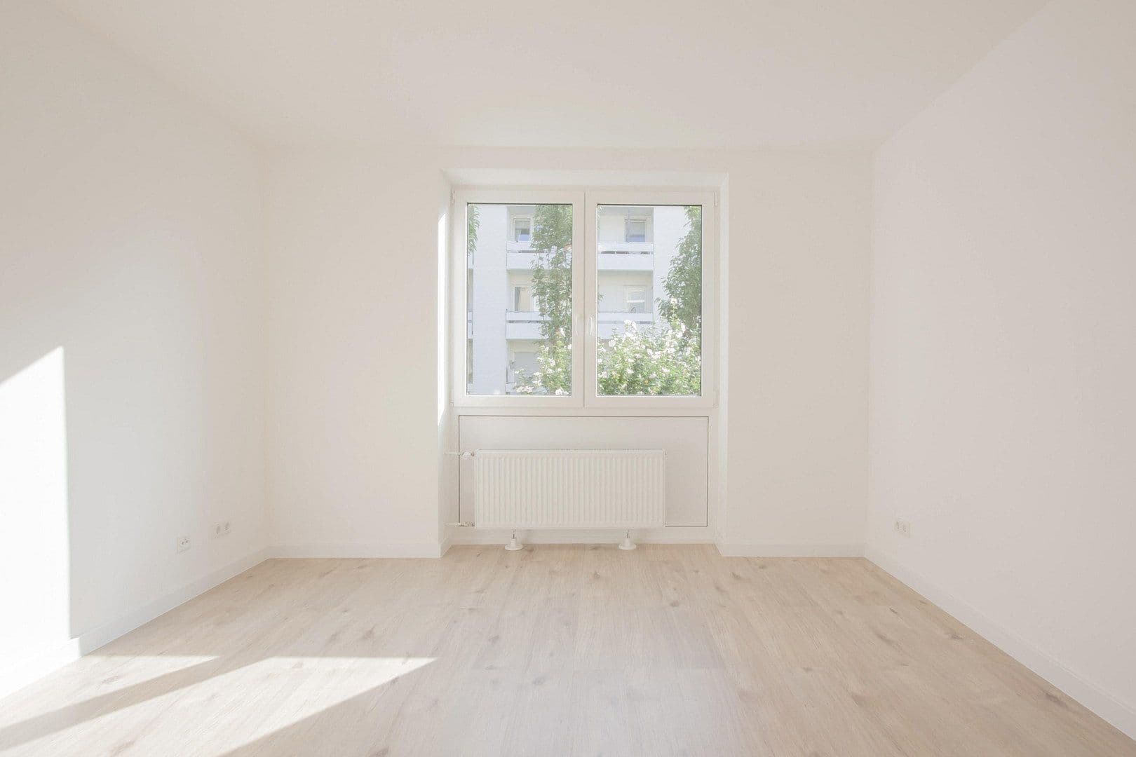 Prenájom bytu 3-izbový 90 m², Arnold-Schönberg-Str. 5, Düsseldorf, Severné Porýnie - Westfálsko Prenájom bytu 3-izbový 90 m², Arnold-Schönberg-Str. 5, Düsseldorf, Severné Porýnie - Westfálsko