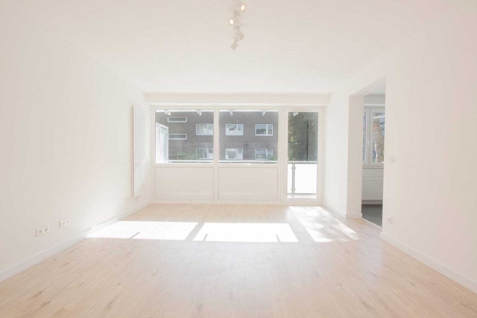 Prenájom bytu 3-izbový 90 m², Arnold-Schönberg-Str. 5, Düsseldorf, Severné Porýnie - Westfálsko Prenájom bytu 3-izbový 90 m², Arnold-Schönberg-Str. 5, Düsseldorf, Severné Porýnie - Westfálsko