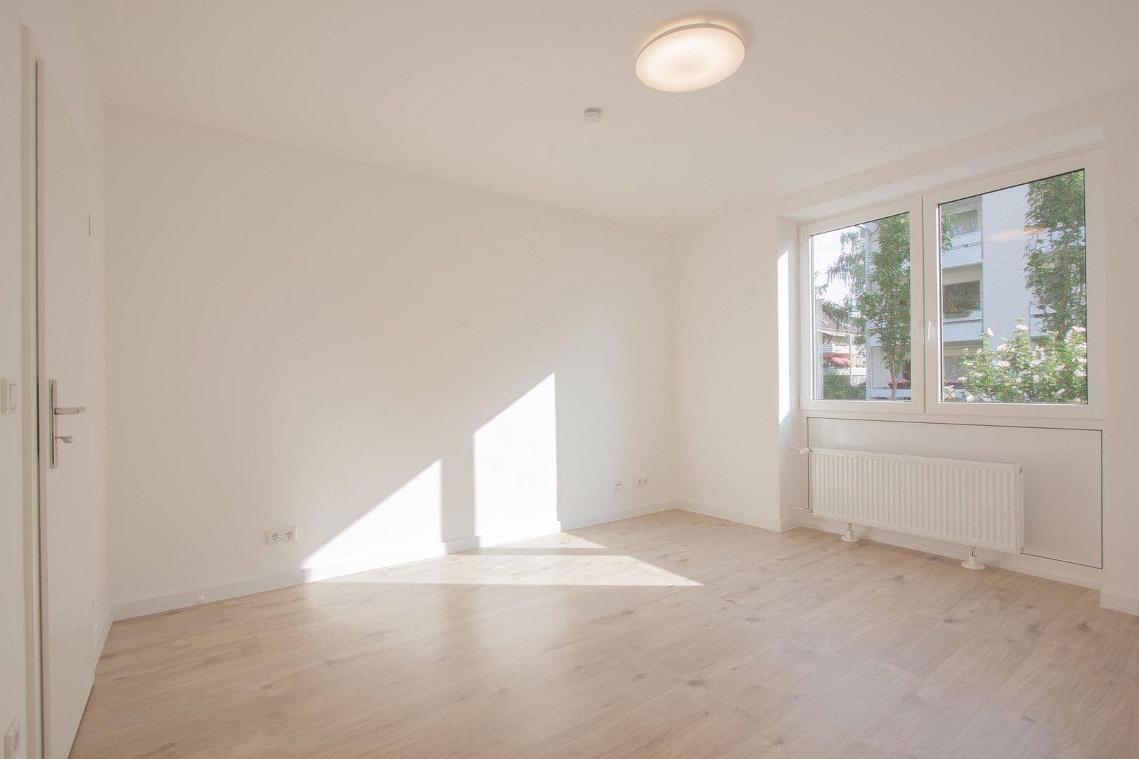 Prenájom bytu 3-izbový 90 m², Arnold-Schönberg-Str. 5, Düsseldorf, Severné Porýnie - Westfálsko Prenájom bytu 3-izbový 90 m², Arnold-Schönberg-Str. 5, Düsseldorf, Severné Porýnie - Westfálsko