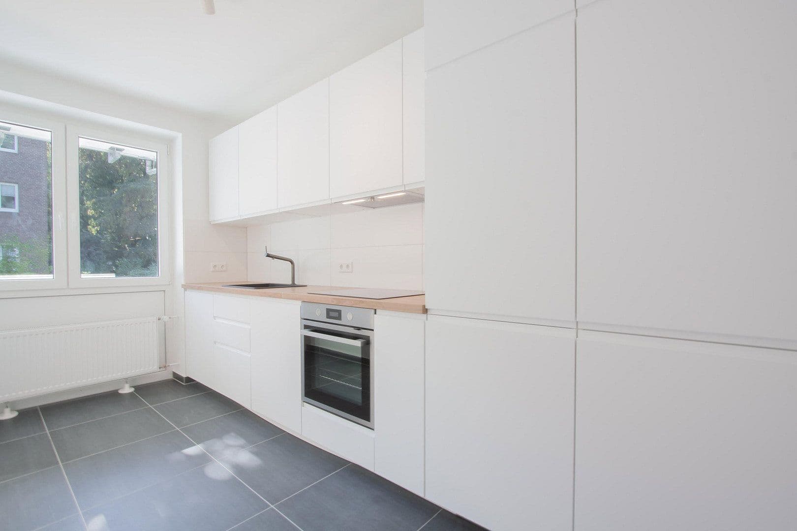Prenájom bytu 3-izbový 90 m², Arnold-Schönberg-Str. 5, Düsseldorf, Severné Porýnie - Westfálsko Prenájom bytu 3-izbový 90 m², Arnold-Schönberg-Str. 5, Düsseldorf, Severné Porýnie - Westfálsko