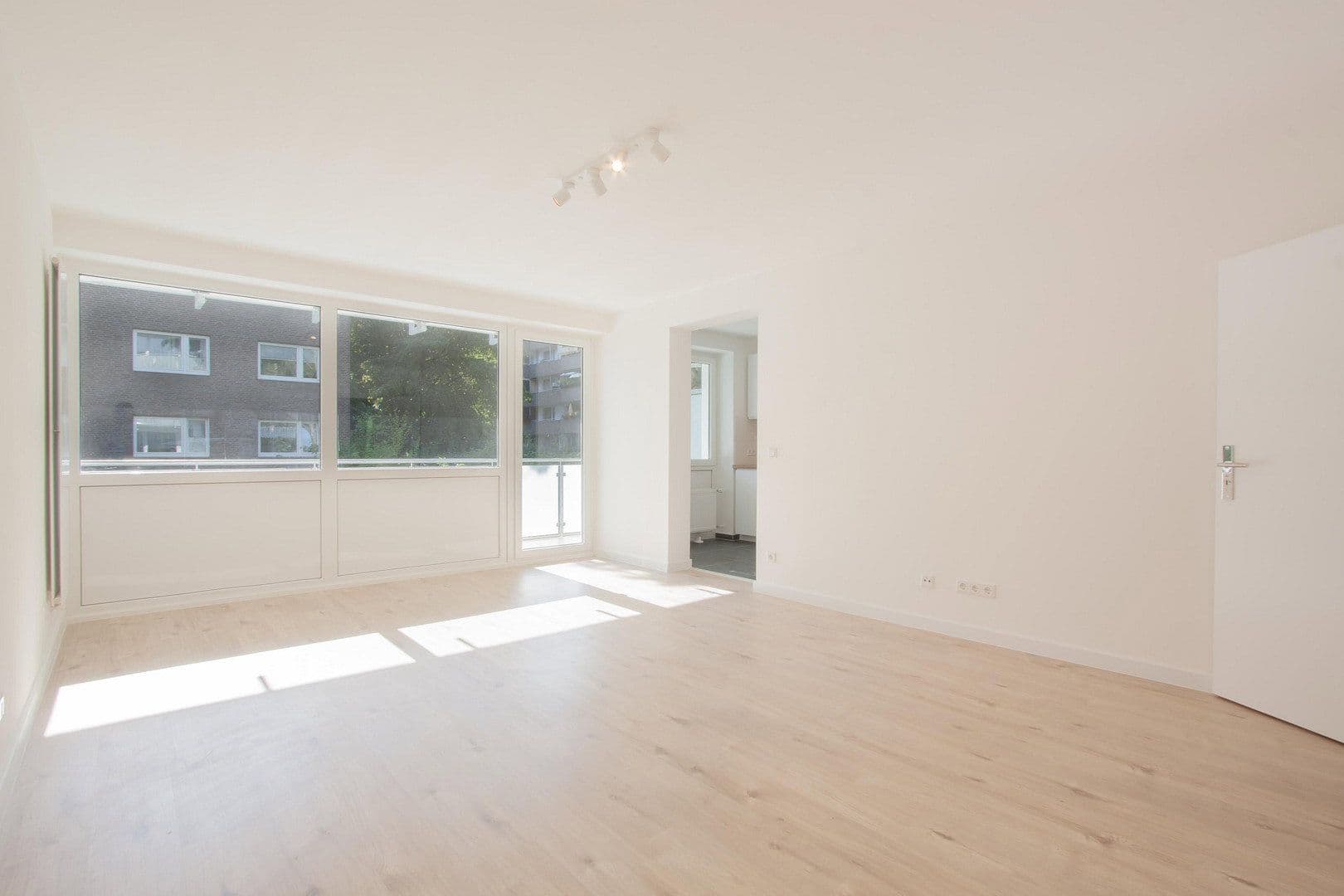 Prenájom bytu 3-izbový 90 m², Arnold-Schönberg-Str. 5, Düsseldorf, Severné Porýnie - Westfálsko Prenájom bytu 3-izbový 90 m², Arnold-Schönberg-Str. 5, Düsseldorf, Severné Porýnie - Westfálsko