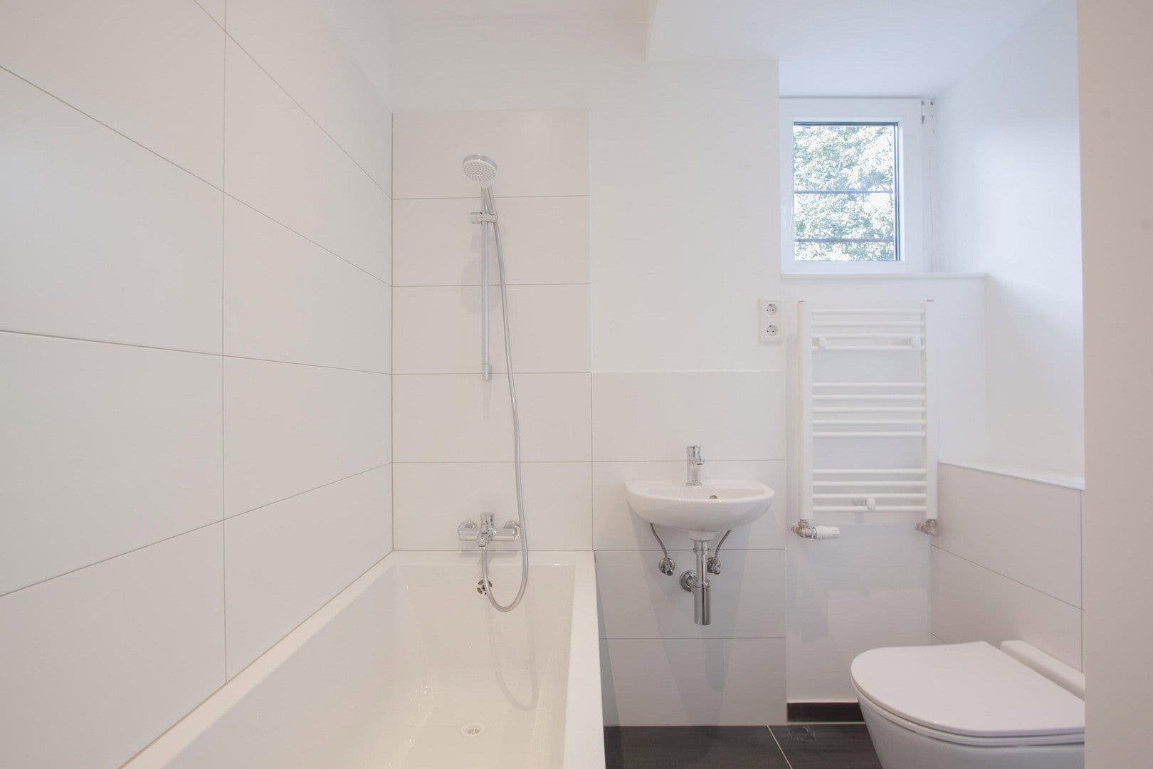 Prenájom bytu 3-izbový 90 m², Arnold-Schönberg-Str. 5, Düsseldorf, Severné Porýnie - Westfálsko Prenájom bytu 3-izbový 90 m², Arnold-Schönberg-Str. 5, Düsseldorf, Severné Porýnie - Westfálsko