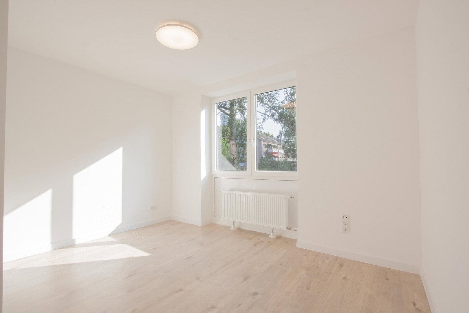 Prenájom bytu 3-izbový 90 m², Arnold-Schönberg-Str. 5, Düsseldorf, Severné Porýnie - Westfálsko Prenájom bytu 3-izbový 90 m², Arnold-Schönberg-Str. 5, Düsseldorf, Severné Porýnie - Westfálsko