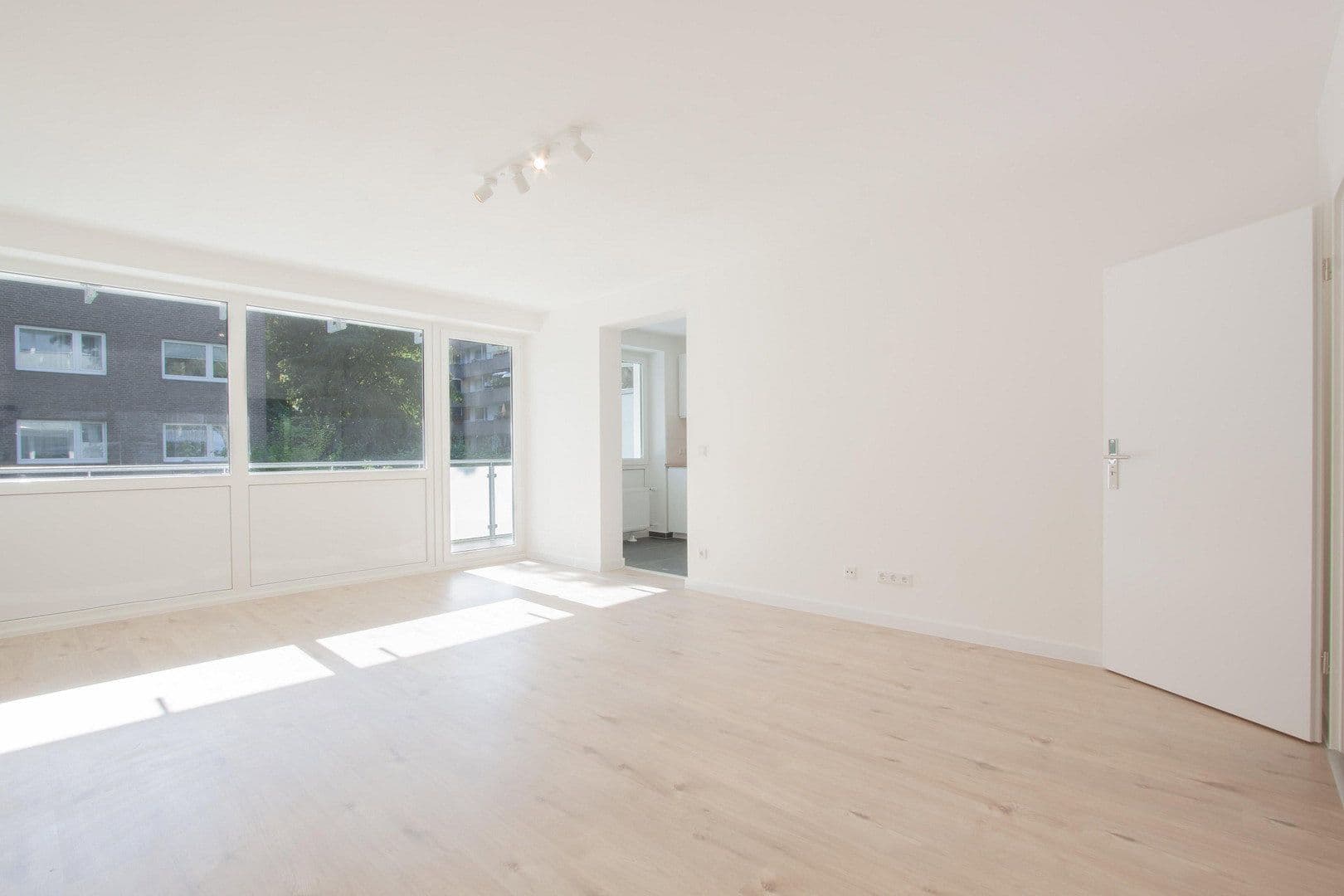 Prenájom bytu 3-izbový 90 m², Arnold-Schönberg-Str. 5, Düsseldorf, Severné Porýnie - Westfálsko Prenájom bytu 3-izbový 90 m², Arnold-Schönberg-Str. 5, Düsseldorf, Severné Porýnie - Westfálsko
