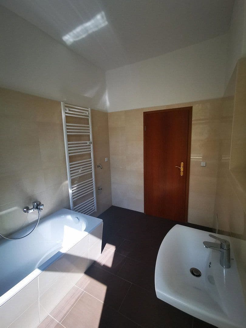 Prenájom bytu 4-izbový 105 m², Lessingstraße 57, Magdeburg, Sasko-Anhaltsko Prenájom bytu 4-izbový 105 m², Lessingstraße 57, Magdeburg, Sasko-Anhaltsko