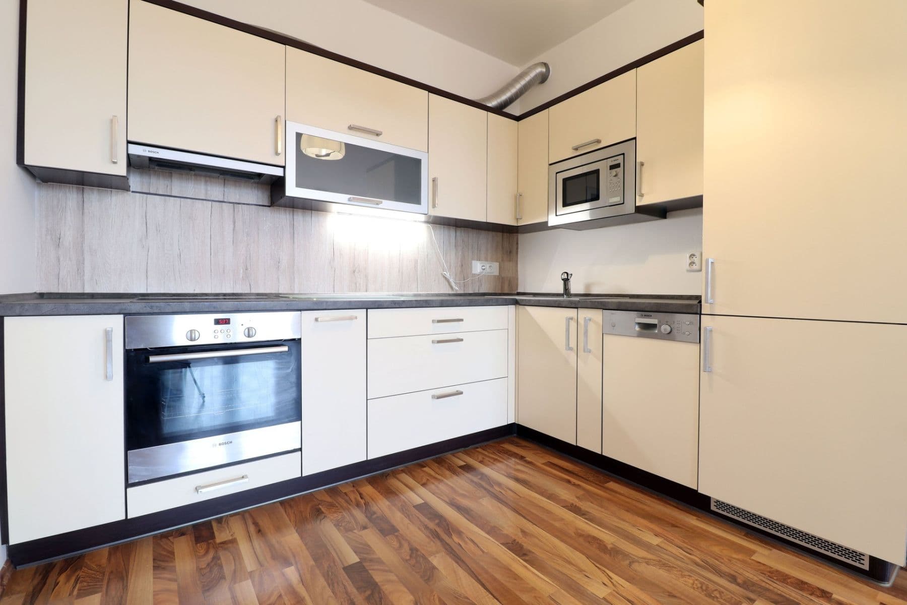 Prenájom bytu 2-izbový 68 m², Edisonova, Praha, Praha Prenájom bytu 2-izbový 68 m², Edisonova, Praha, Praha