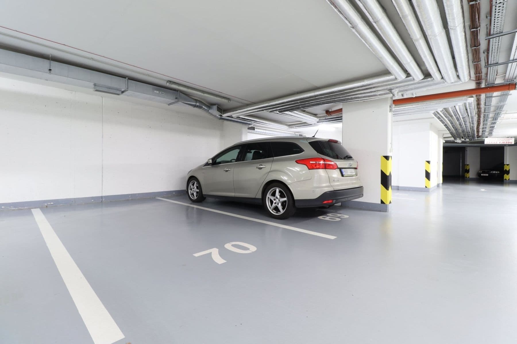 Prenájom bytu 1-izbový 35 m², Hlučkova, Praha, Praha Prenájom bytu 1-izbový 35 m², Hlučkova, Praha, Praha