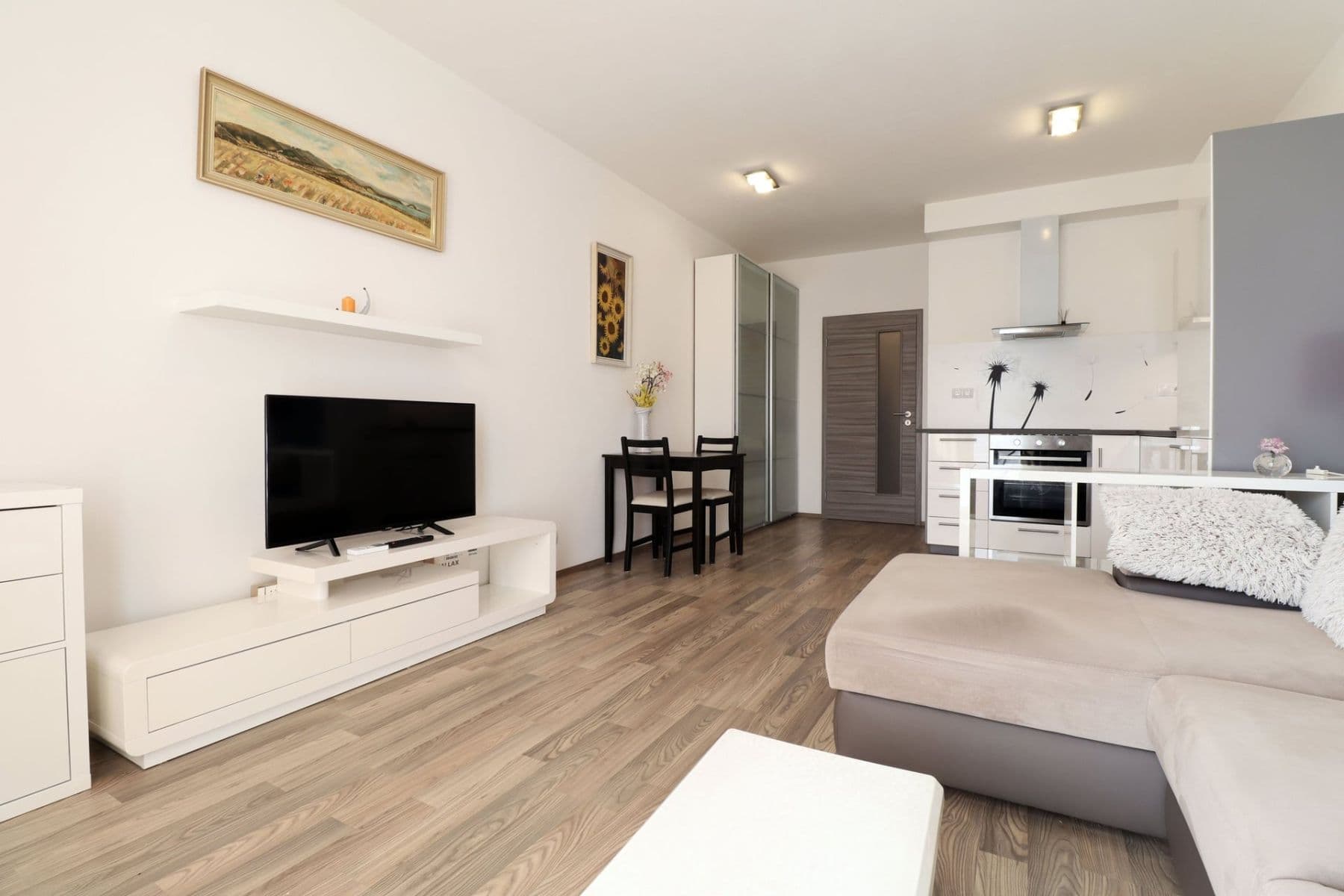 Prenájom bytu 1-izbový 35 m², Hlučkova, Praha, Praha Prenájom bytu 1-izbový 35 m², Hlučkova, Praha, Praha
