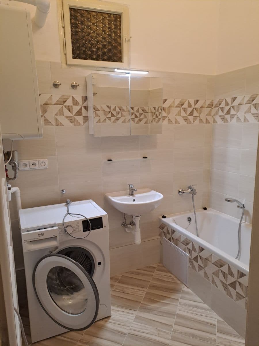 Prenájom bytu 3-izbový 110 m², Kafkova, Praha, Praha Prenájom bytu 3-izbový 110 m², Kafkova, Praha, Praha
